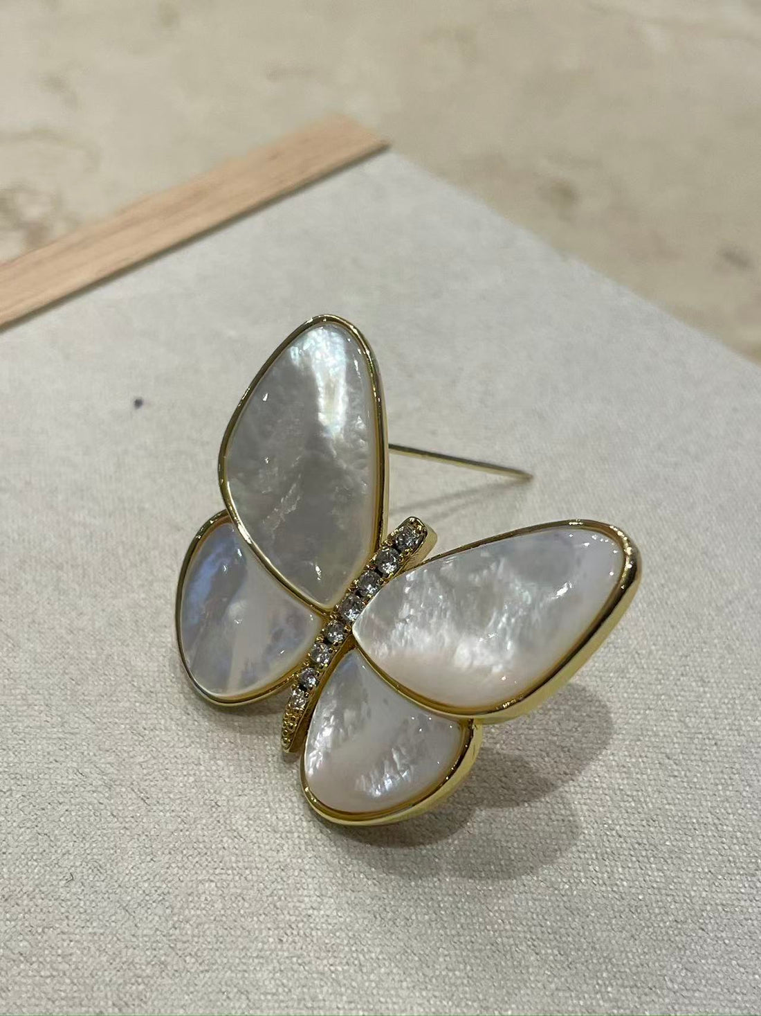 Mother-of-Pearl Butterfly Brooch | Zircon Accents · Alloy Setting · Elegant Princess Style