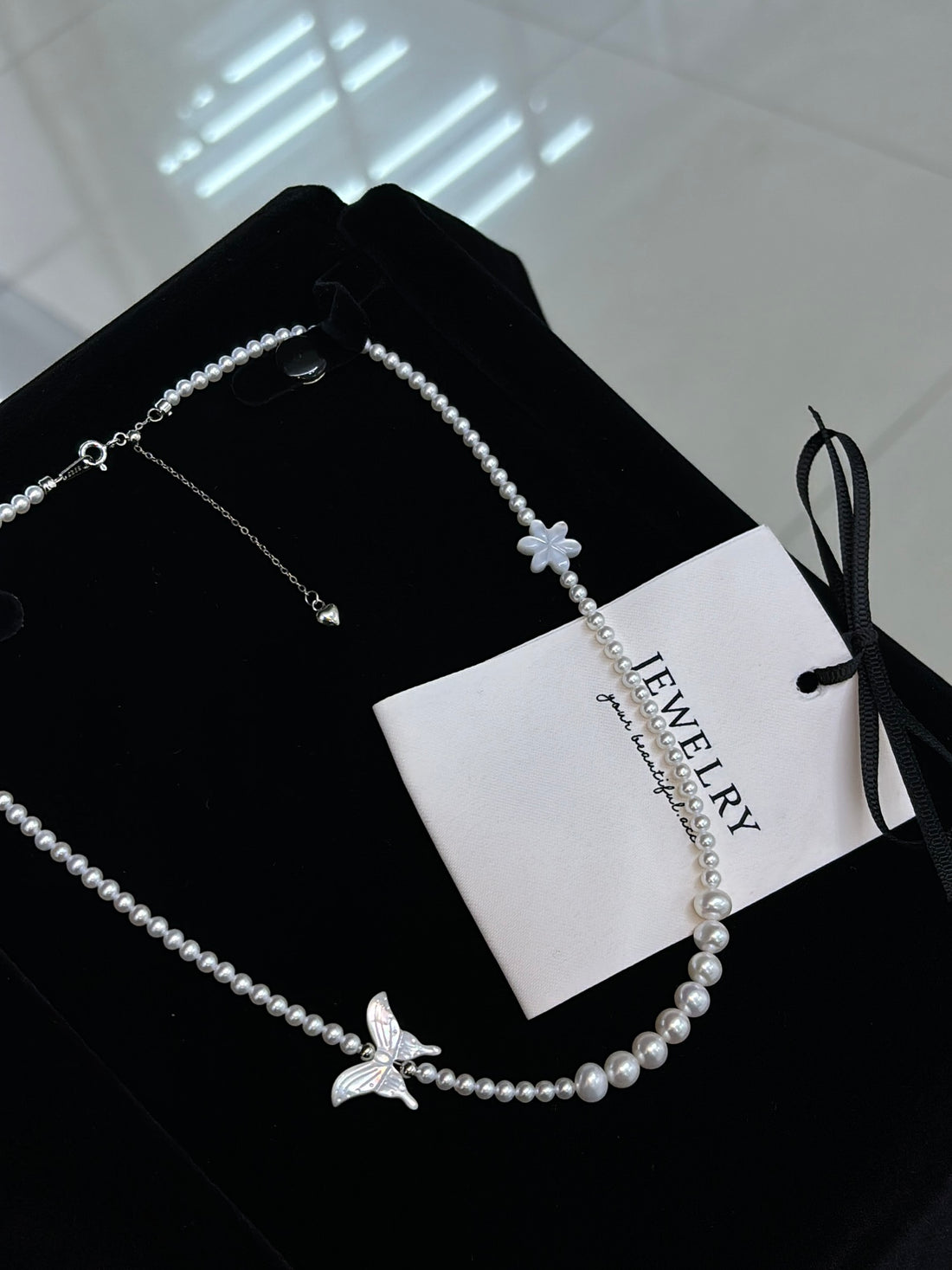 Wing-to-Wing Butterfly Pearl Necklace/Collier Papillon Perles "Ailes Jumelées"