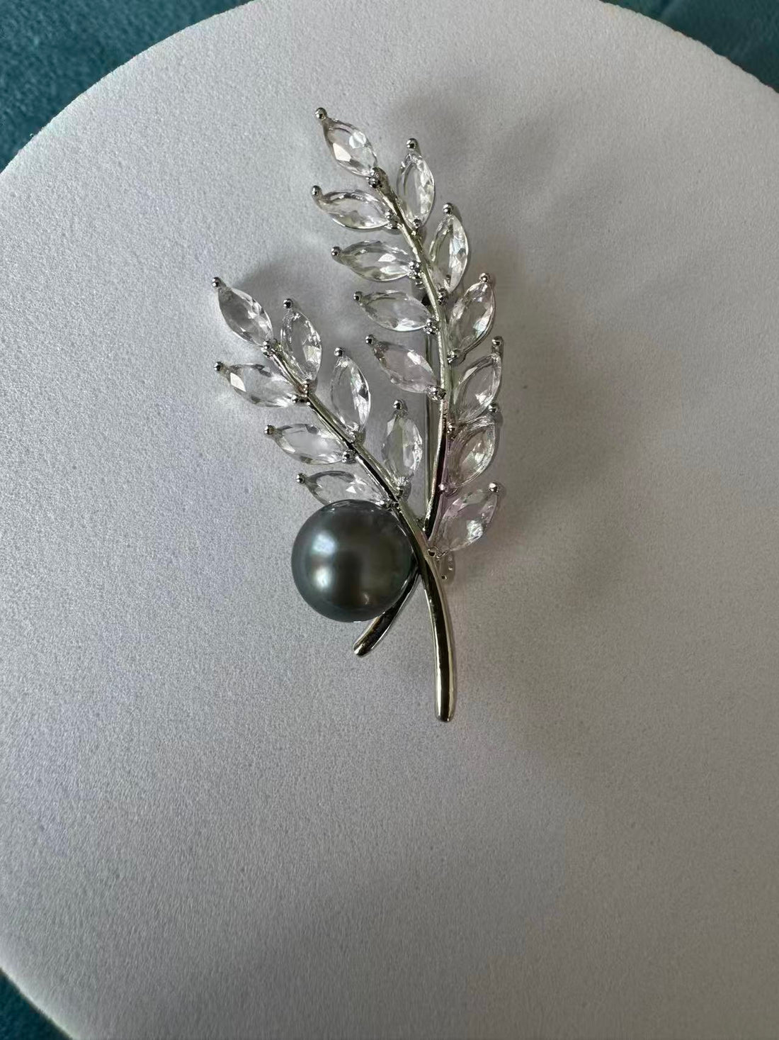 Tahitian Pearl Wheat-Ear Brooch | 6–7mm · Round · Peacock Green Overtone · High Luster · 4.9×2.0cm